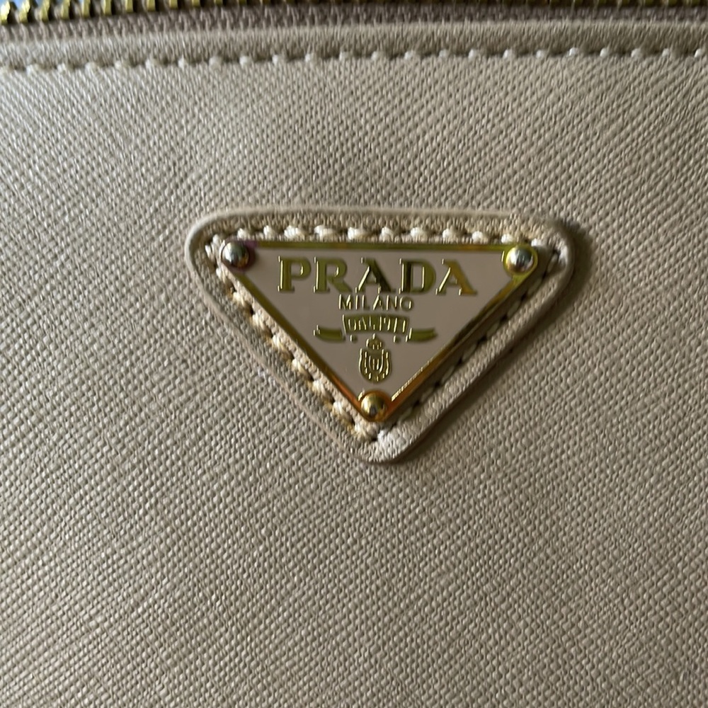 Like new Prada crossbody - Picture 2 of 5